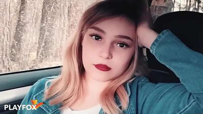 सेक्सी बेब खुशी से डिस्काउंट कार्ड पर बेकार है